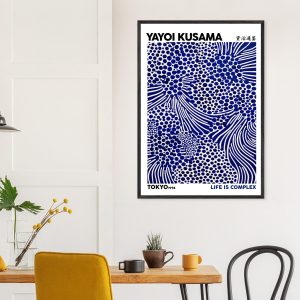 Artfulprints Poster Yayoi Kusama – Life is complex – 70×100 cm – Blauw Artfulprints Poster Yayoi Kusama – Life is complex – 70×100 cm – Blauw