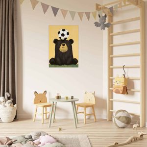 Artfulprints Poster Voetballende beer – 70×100 cm – Geel