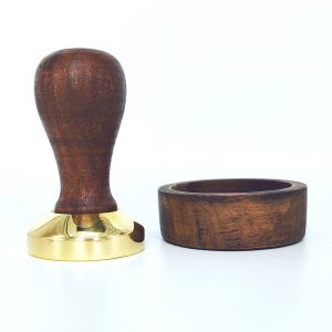 Brût Homeware espresso tamper met houder – messing Brût Homeware espresso tamper met houder – messing