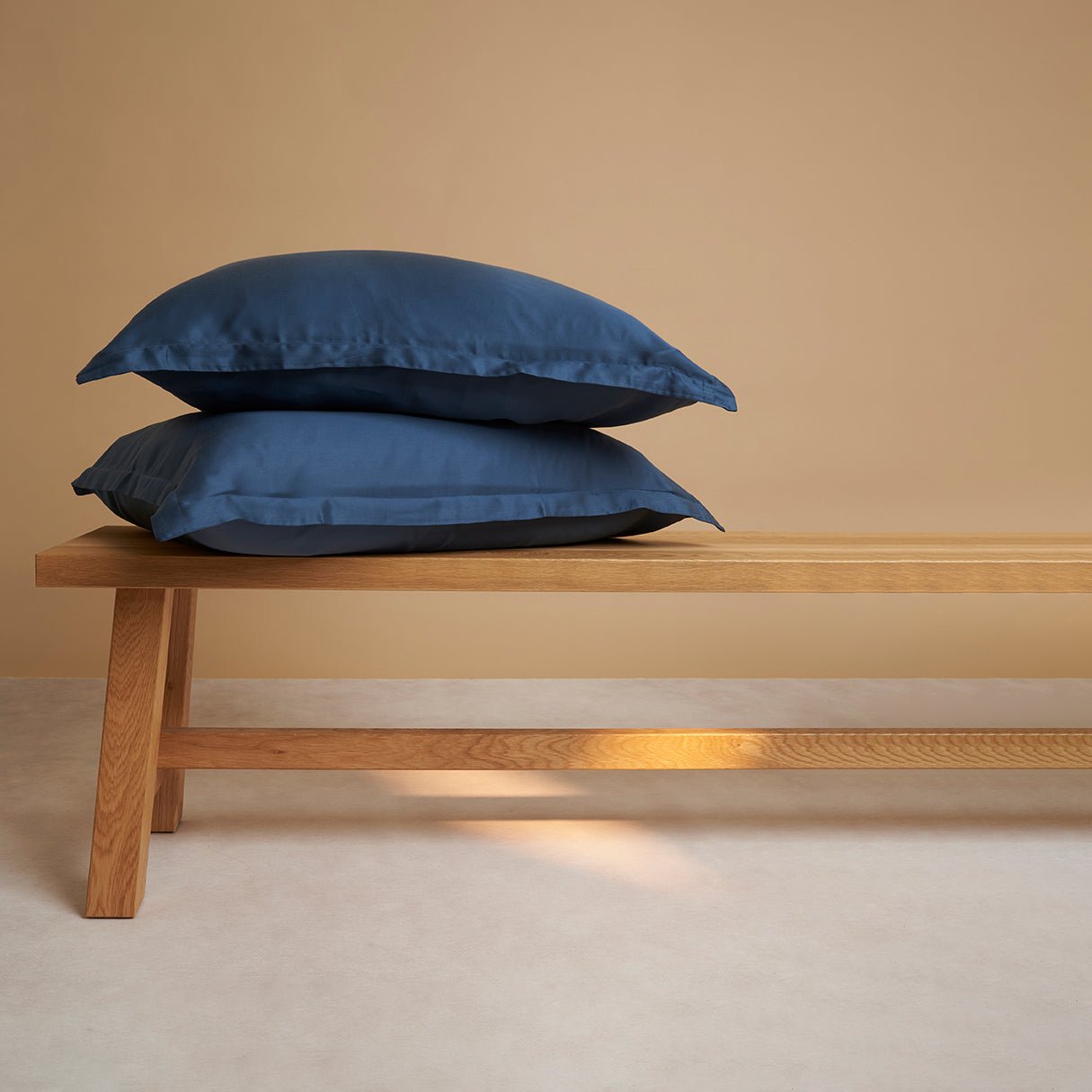 Coco & Cici - TENCEL - Sateen Kussensloop Donker Blauw - 50x70 zonder